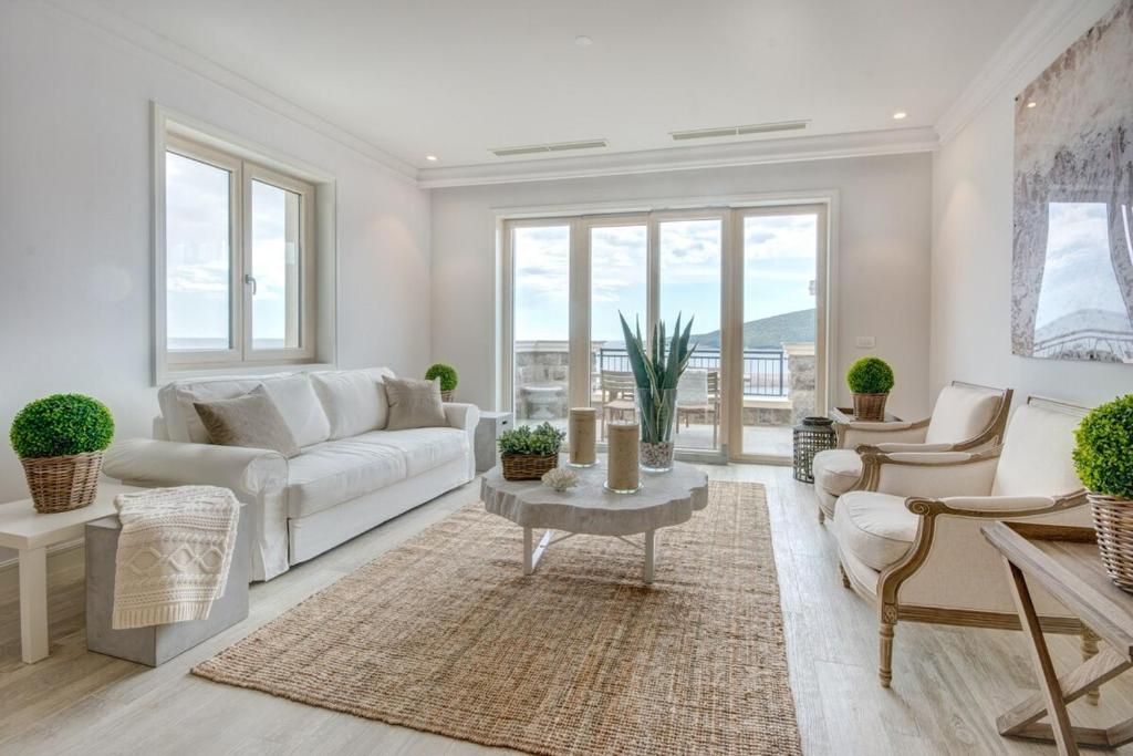 拉多维奇Lustica Bay Apartment Maria By 2bhome的客厅配有白色的沙发和桌子
