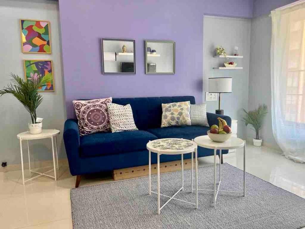 孟买Pali Carters Building 801, 20th Road, Khar West by Connekt Homes的客厅配有蓝色的沙发和桌子