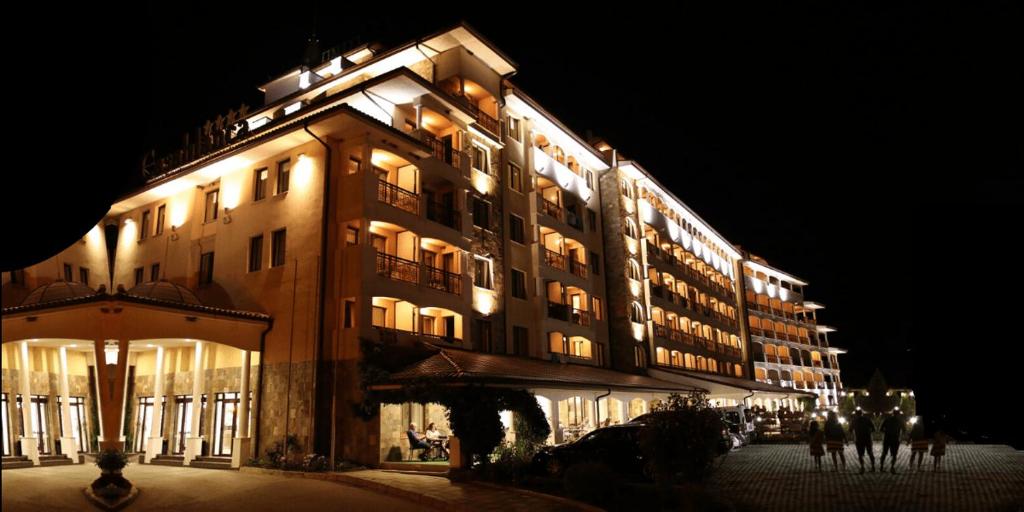 奥布佐尔卡萨布兰卡全包酒店的一座在晚上有灯的大建筑