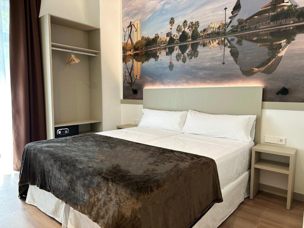 瓦伦西亚Hotel BESTPRICE Valencia的一间卧室配有一张壁画床