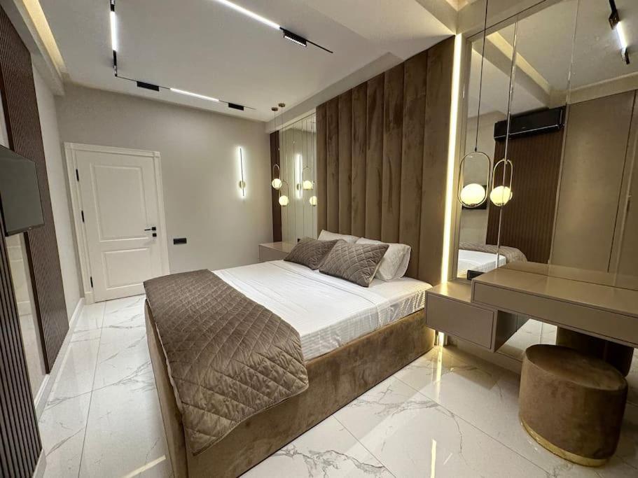 苏姆盖特Levent beach 1,Luxury apartment的一间卧室配有一张床、一个梳妆台和镜子