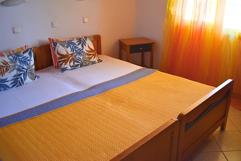 波托什Studios Centro 8 - 2nd Floor的一间卧室配有一张带橙色和蓝色枕头的大床