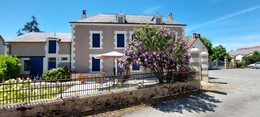 PréverangesChambres d’hôtes La Joyeuse的前面有围栏和鲜花的房子
