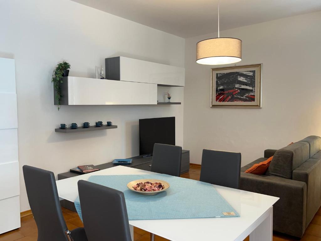 维亚雷焦Villino Anna的客厅配有桌子和沙发