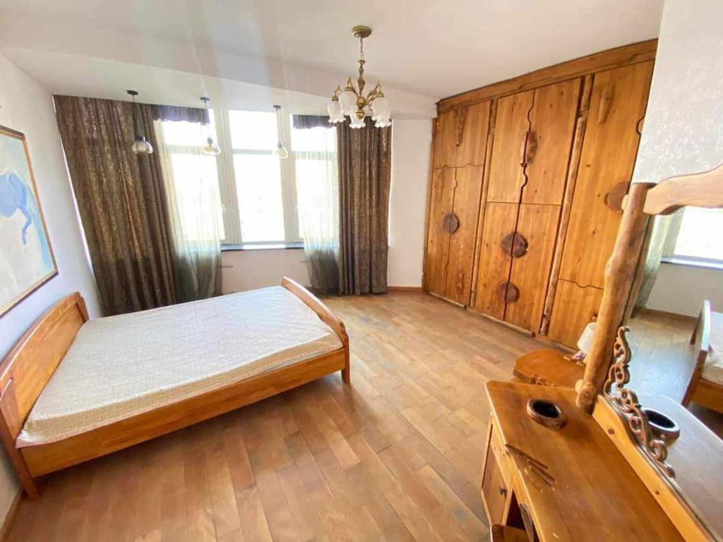 乌兰巴托Five seasons guest house的大型客房设有一张床和木制橱柜。