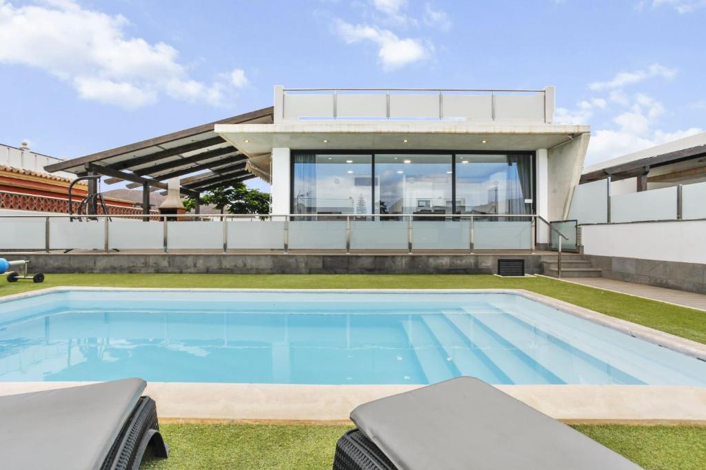 科拉雷侯Villas Mariposas Dreams的一座房子后院的游泳池