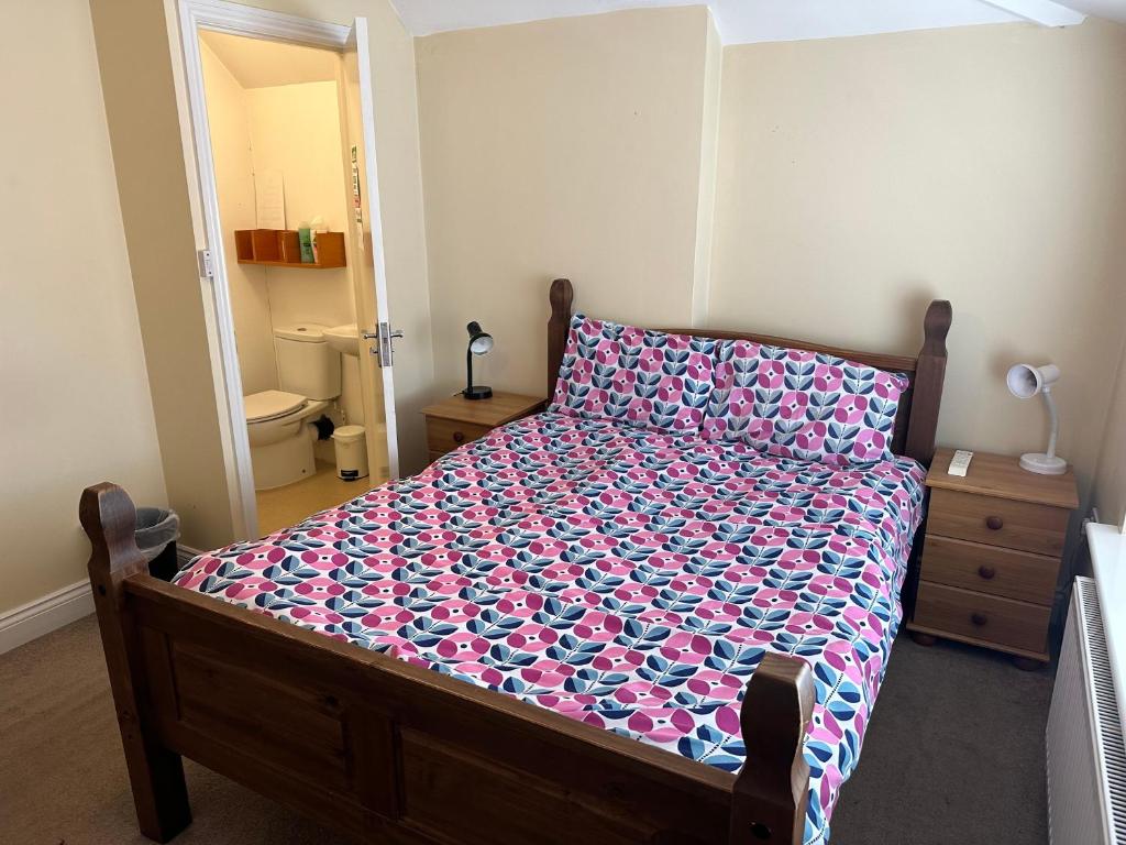 伦敦287号绿色车道酒店的一间卧室配有一张床上的鲜花毯子
