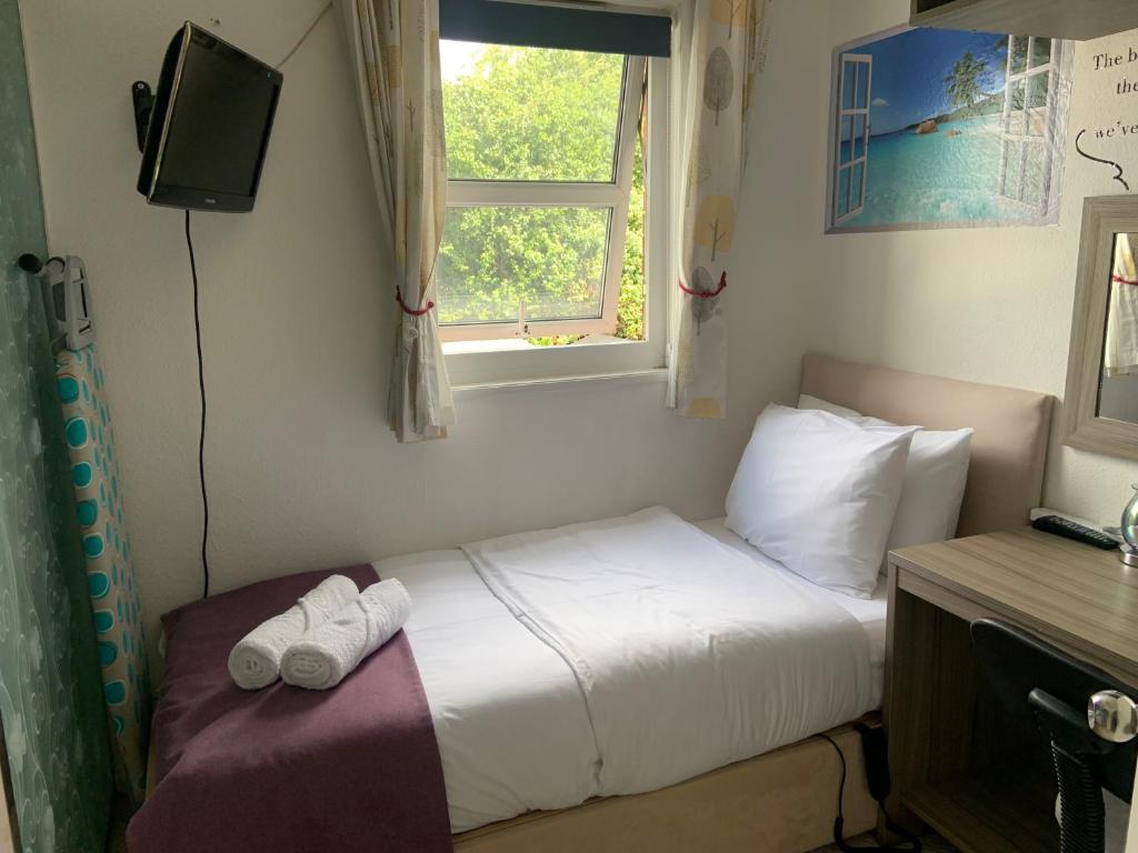 德罗伊特威奇Enjoy your stay at Chorley Road的酒店客房设有床和窗户。