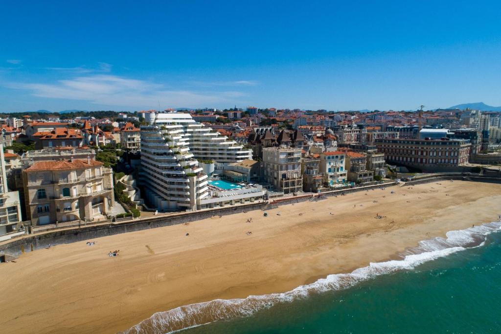 比亚里茨Mira Marvel - WIFI - Climatisation - 100m plage的享有海滩和建筑的空中景致