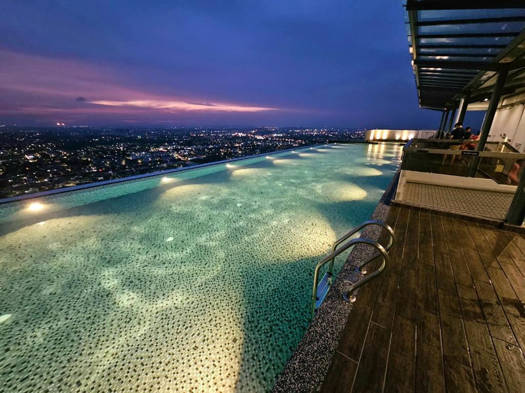 马六甲Quartz Paragon Suites Melaka By GGM的一座城市建筑顶部的游泳池