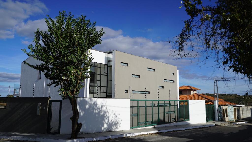 迪亚曼蒂纳Casa do Sol的前面有棵树的白色建筑
