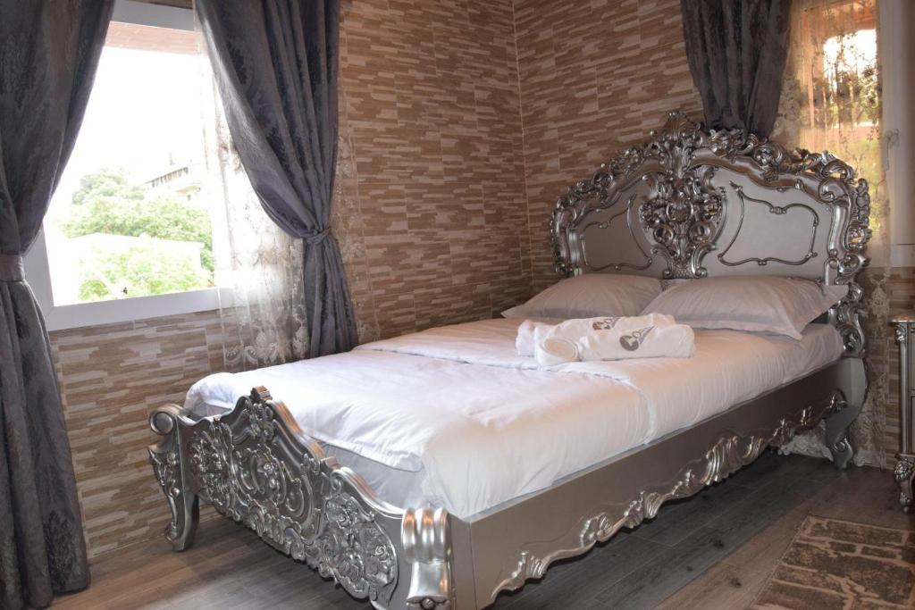 El BiarGhazalle Oasis Hotel 1的一张位于带大窗户的房间内的床铺