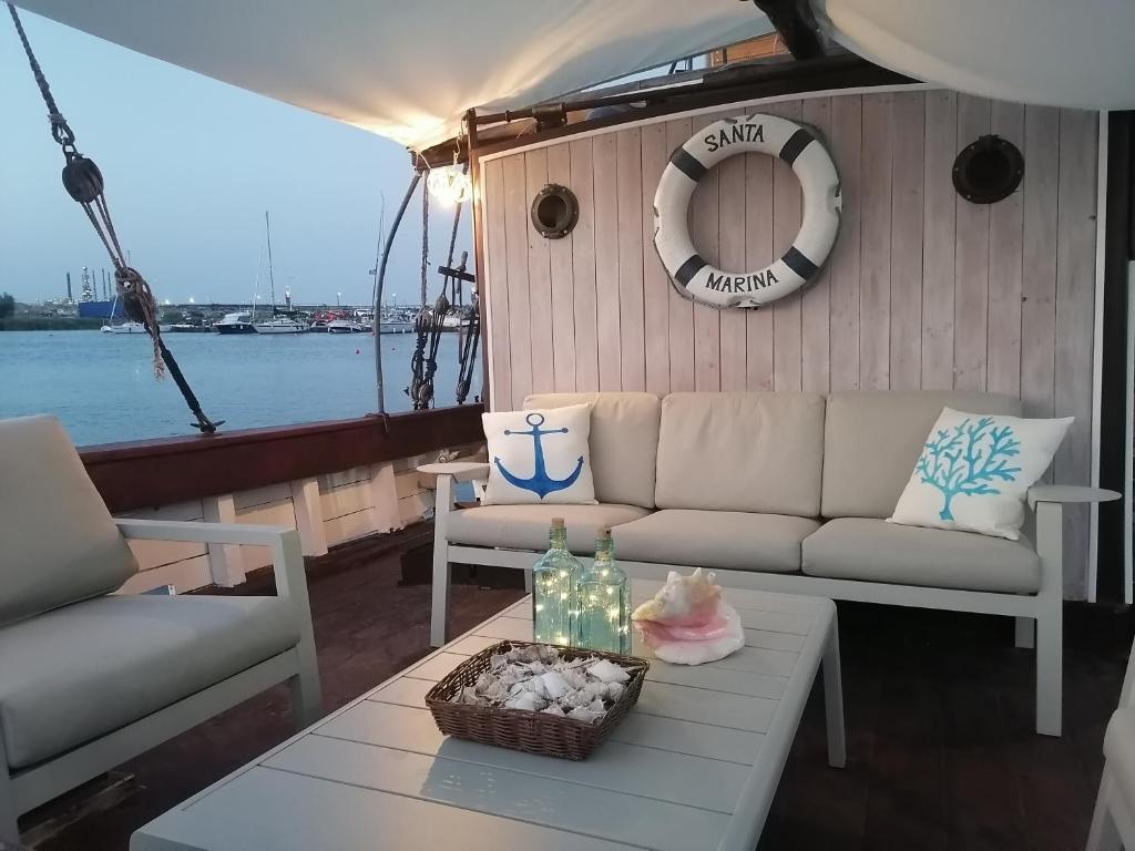 苏利纳Corabia Santa Marina的客厅配有沙发和船上的桌子