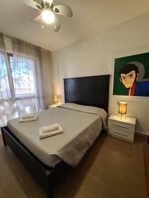 利多迪卡马约雷Camere al Mare的一间卧室配有一张床,上面有两条毛巾