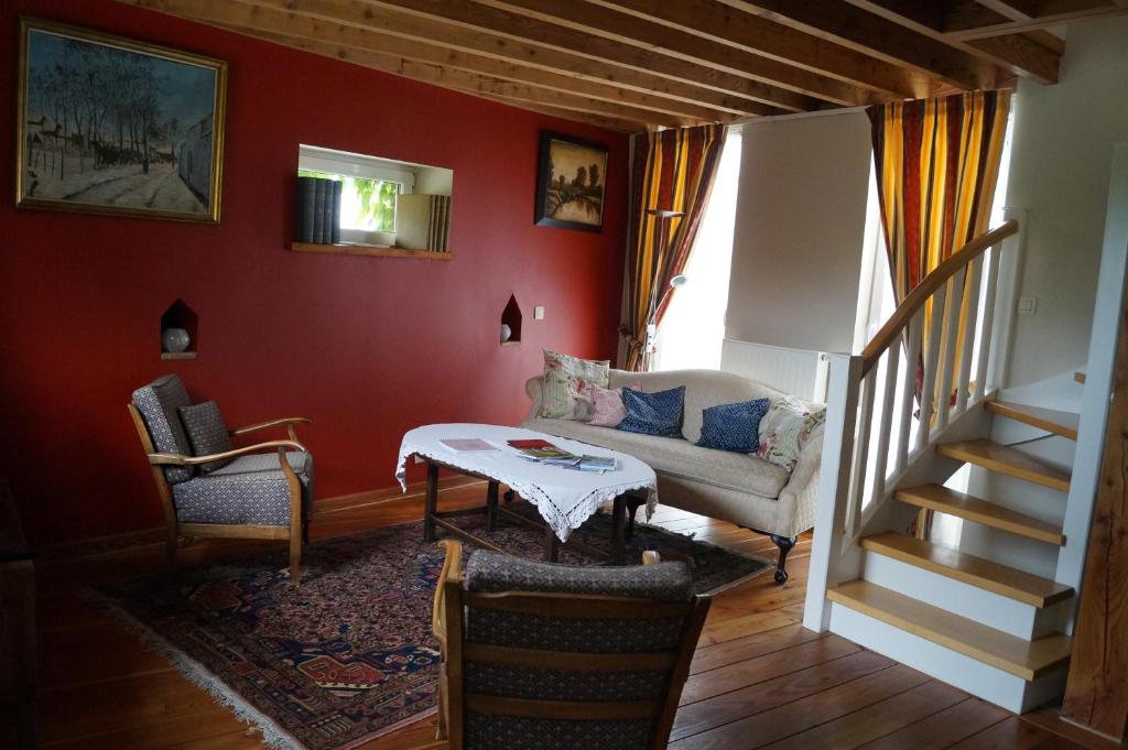 Sart lez WalhainLa Petite Maison的客厅配有沙发和桌子