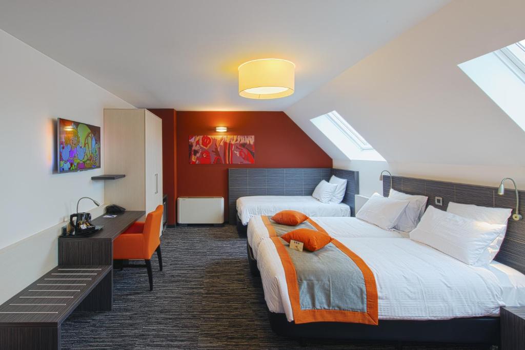 拉卢维耶尔拉卢维耶尔橙色酒店的酒店客房配有两张床和一张书桌