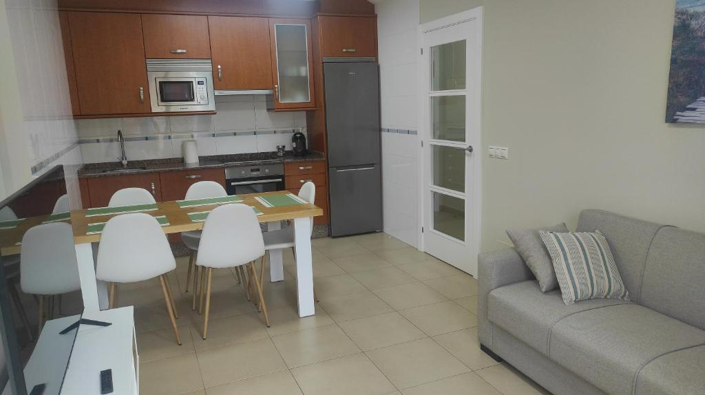 博伊罗Amaral Miramar的厨房配有桌椅和沙发。