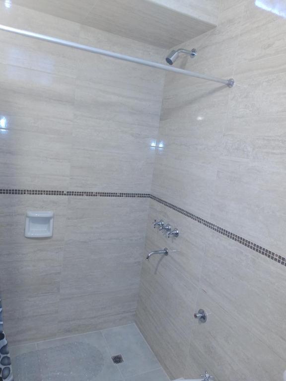 巴尔卡塞Departamento sierras Balcarce的带淋浴的大型淋浴的浴室