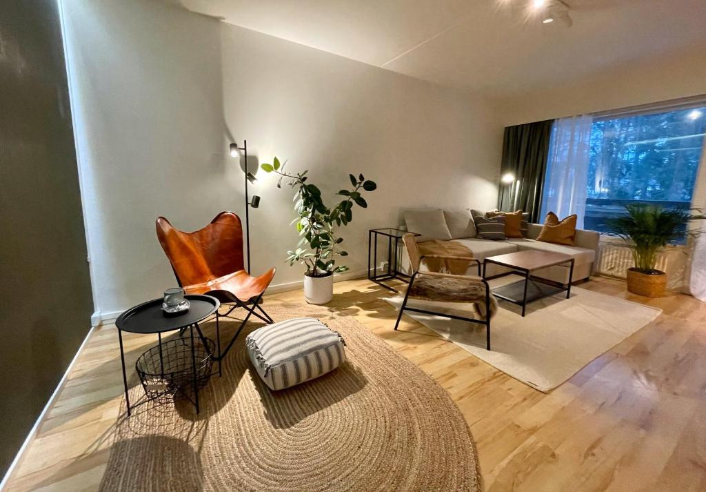 科特卡Hogland Apartments - 2的客厅配有沙发和桌子