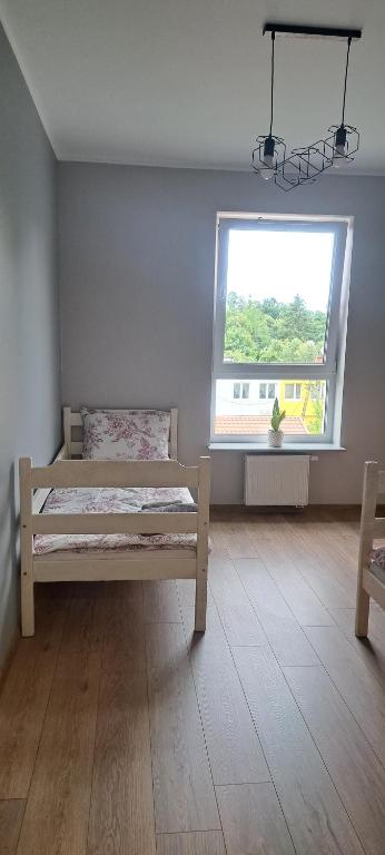 文戈热沃Apartament "Słoneczny" Kraszewskiego的一间卧室设有一张床和一个大窗户