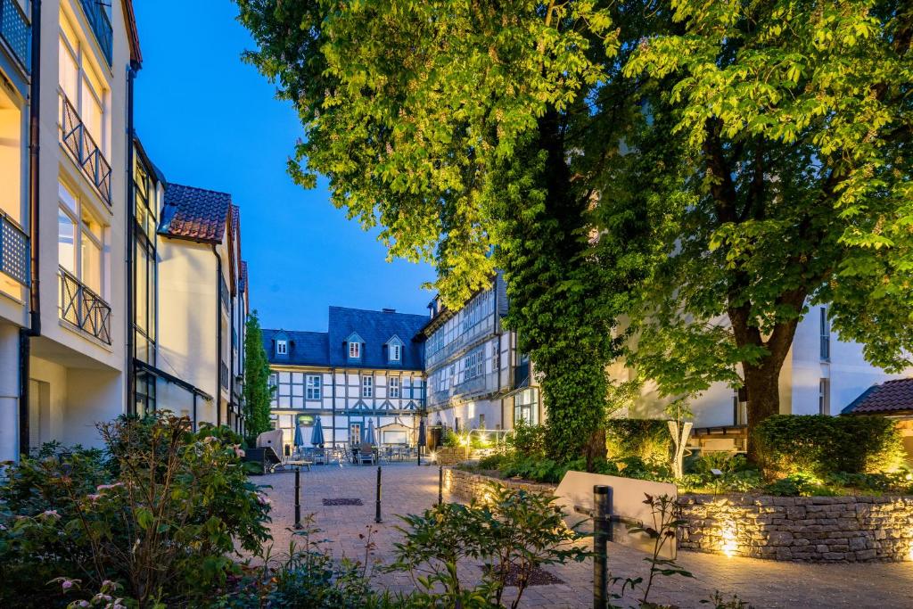 戈斯拉尔施韦柯什豪斯GDA公寓式酒店的夜中有建筑和树木的城市街道