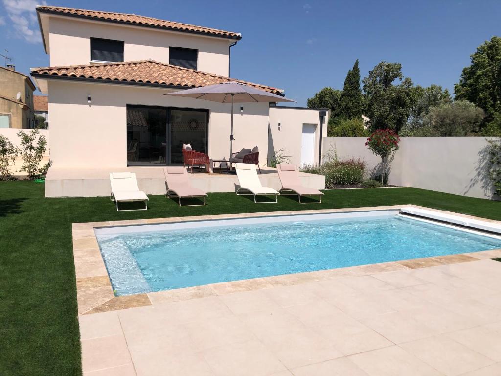 阿尔勒Casa del Sol - Piscine chauffée的别墅前设有游泳池