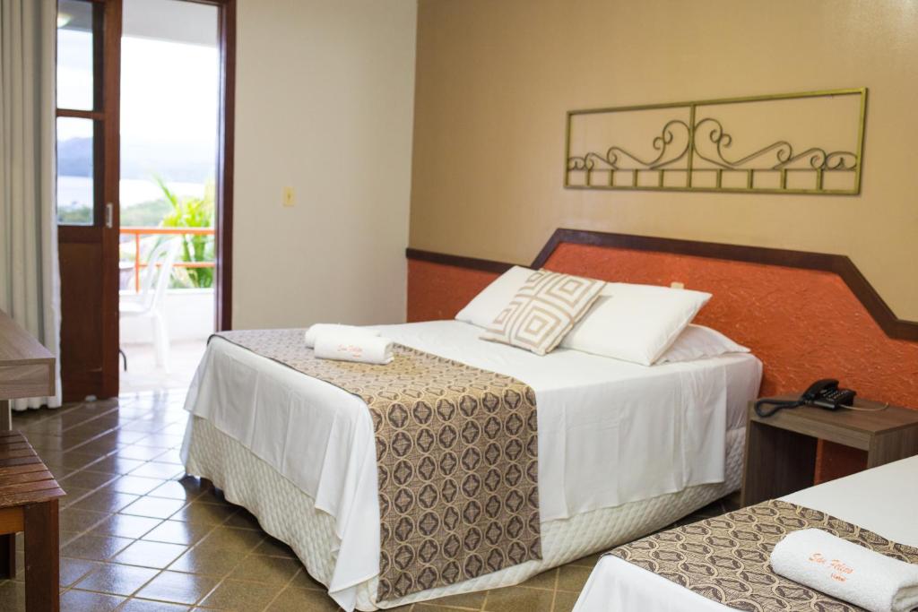 里奥迪孔塔斯Granville Eco Resort的酒店客房设有两张床和一个阳台。