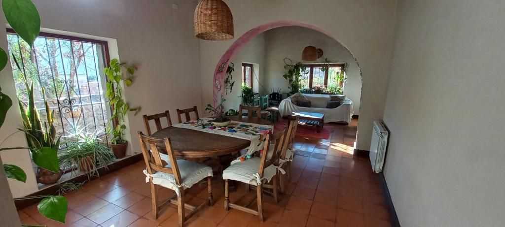 蒂尔卡拉Casa Santa Lucia的一间带桌椅的用餐室