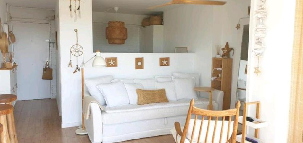 普拉加德阿罗PRECIOSO APARTAMENTO VISTAS AL MAR的客厅配有白色的沙发和椅子