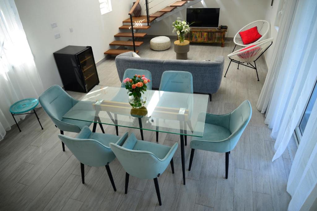 马埃堡Mahebourg Family Home的客厅配有玻璃桌和椅子