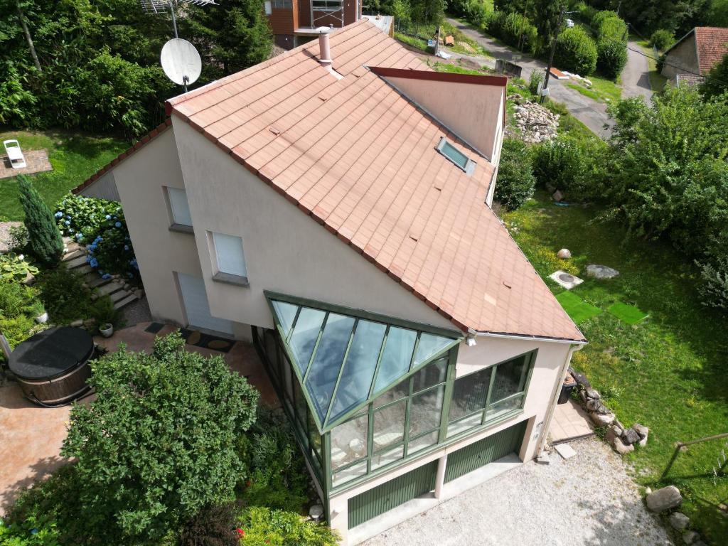 AmageVilla pré d'Oro - 1000 étangs的享有红色屋顶房屋的顶部景色