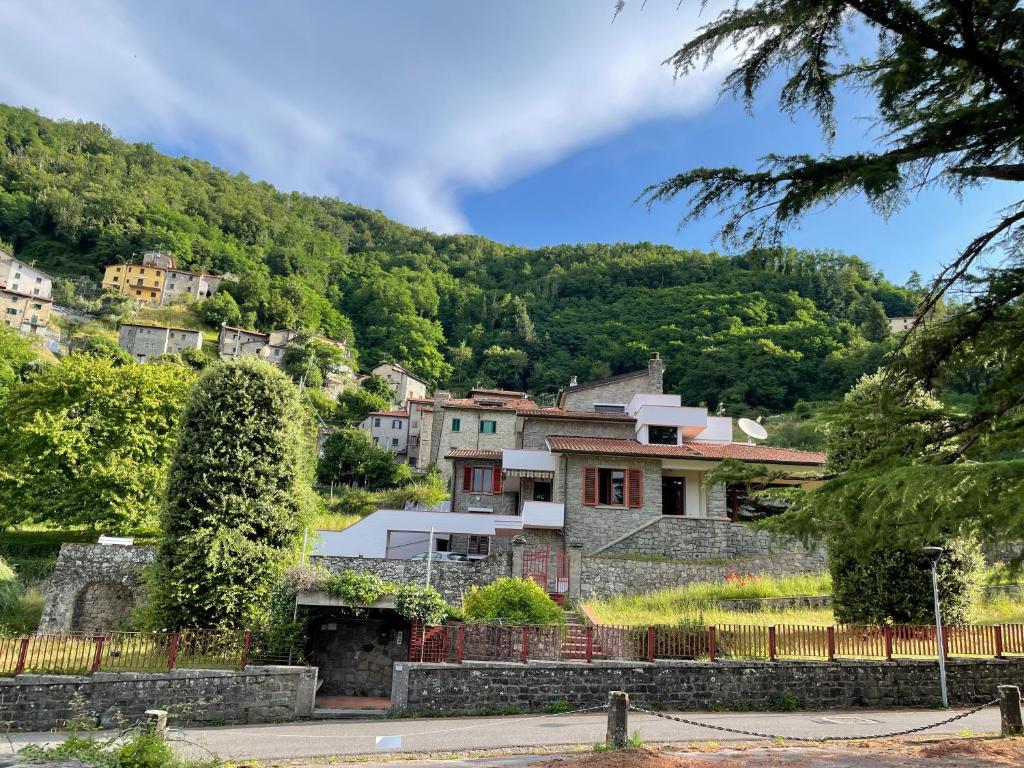 PopiglioVilla Belvedere di Popiglio的山丘上的小村庄,有房子