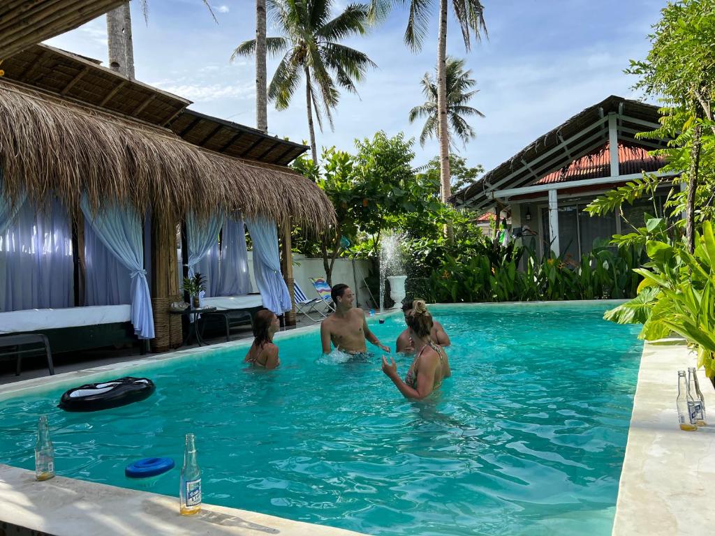 卢纳将军城Siargao Residency by Privacy Group的一群人在度假村的游泳池里
