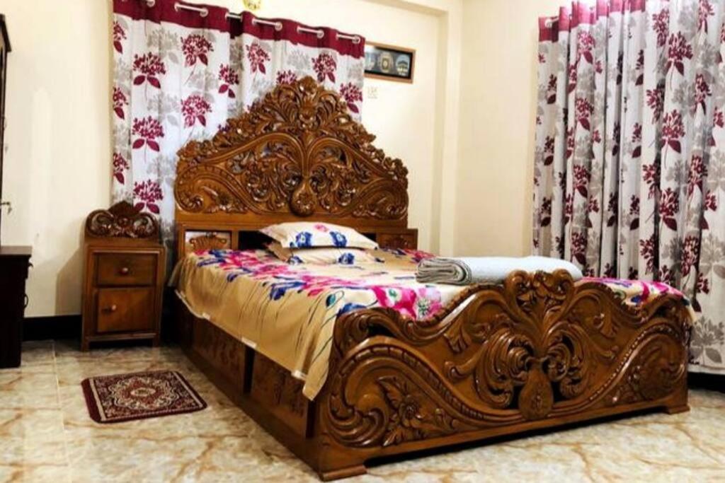 巴纳内拉斯Modern 3 Bedroom Flat in Sylhet的卧室内一张华丽的木架床