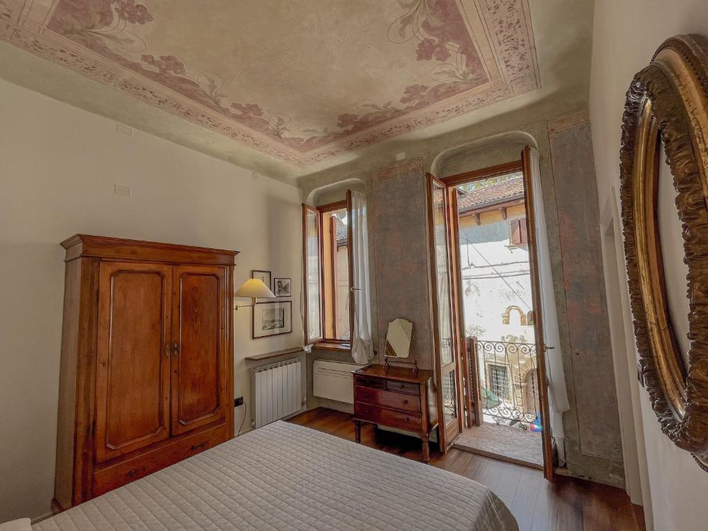 维罗纳Appartamento al Teatro Romano的一间卧室配有一张床、一个梳妆台和一扇窗户。