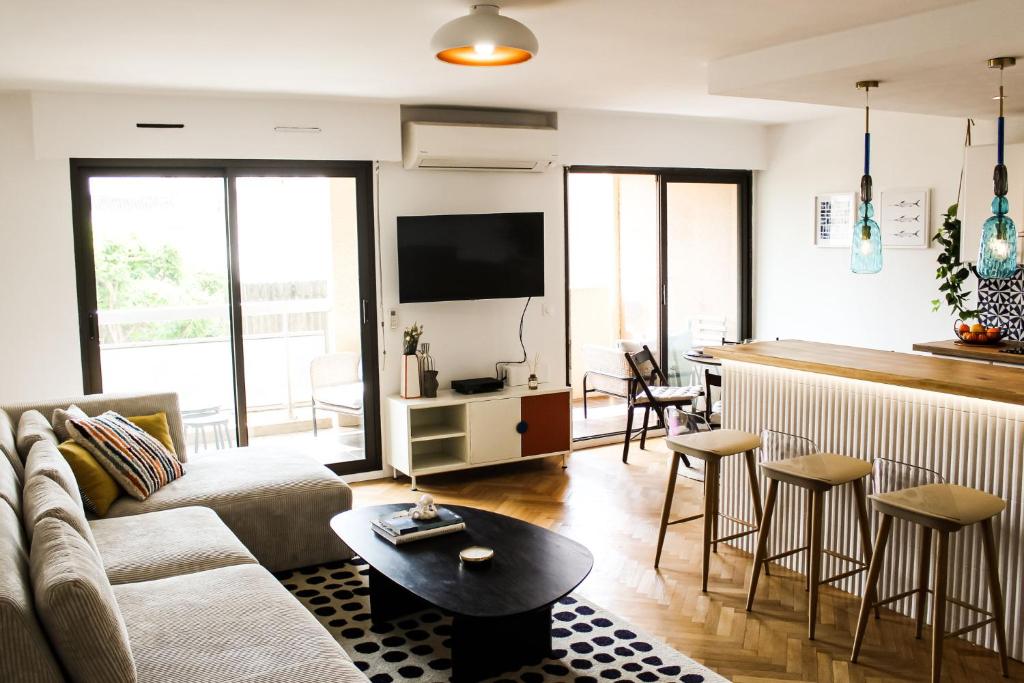 马赛Charment appartement à Marseille - Prado A/C的客厅配有沙发和桌子
