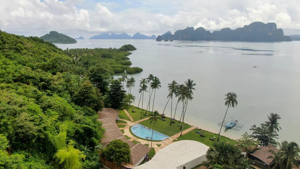 爱妮岛Bebeladan Beach Resort, In The Last Indigenous Corner的享有水体的空中景致,设有游泳池