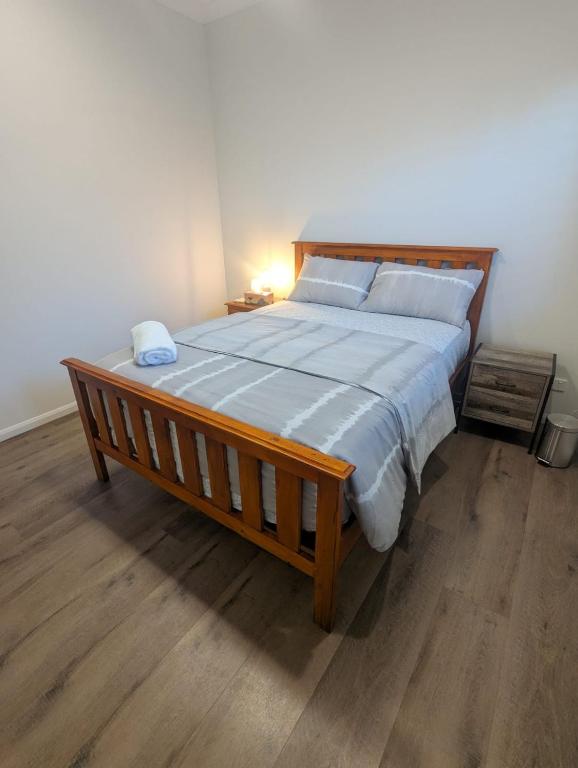 布里斯班Immaculate 2-Beds Entire House Chermside Brisbane的卧室内的一张带木框的大床