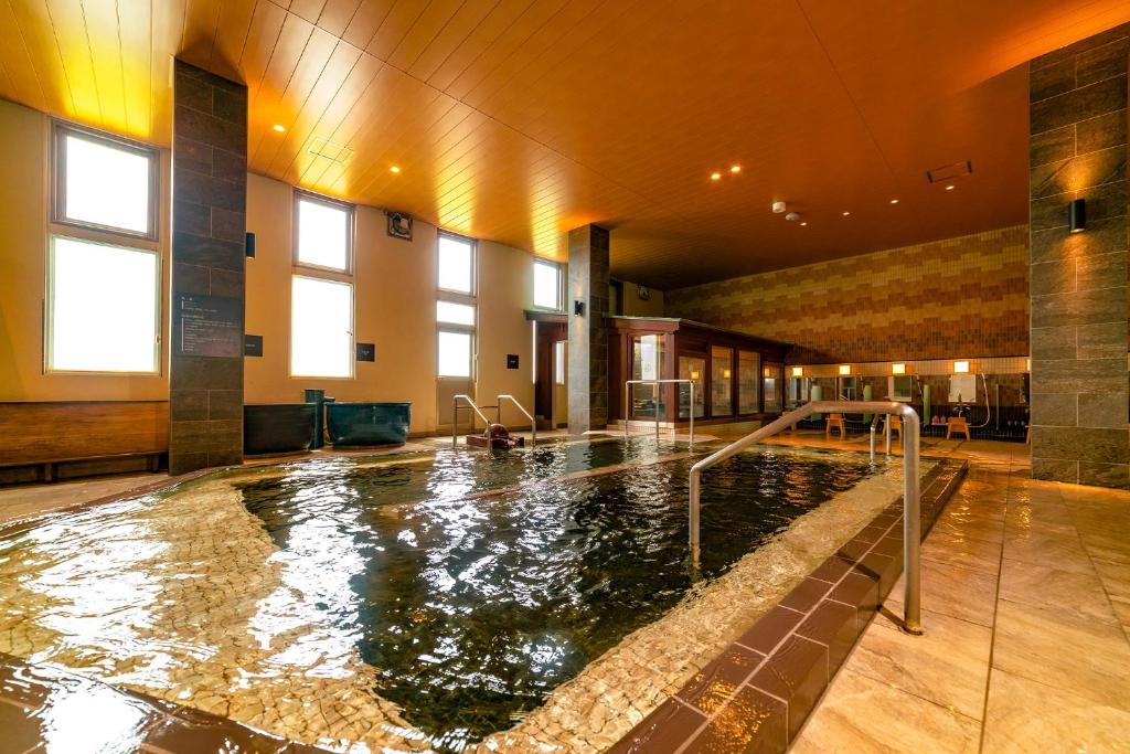 丰冈市Ooedo Onsen Monogatari Premium Kinosaki的大楼内的大型室内游泳池