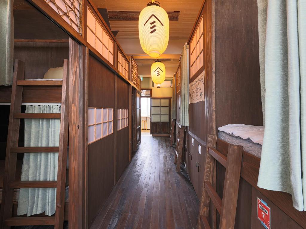 MurayamaYamagata Guesthouse山形ゲストハウス的走廊上设有几张双层床