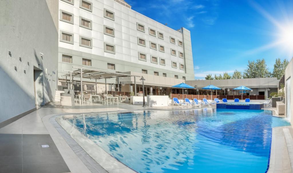 安曼日内瓦酒店的酒店前方的大型游泳池