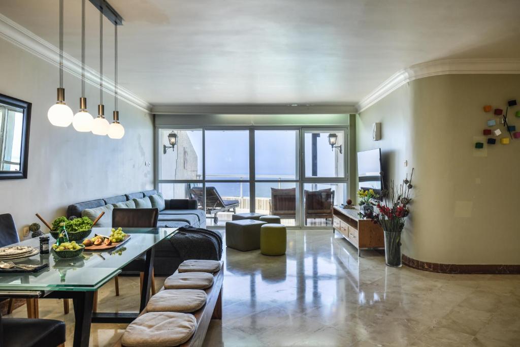 内坦亚Netanya Panoramic Sea-View Apt by Sea N' Rent的客厅配有沙发和桌子