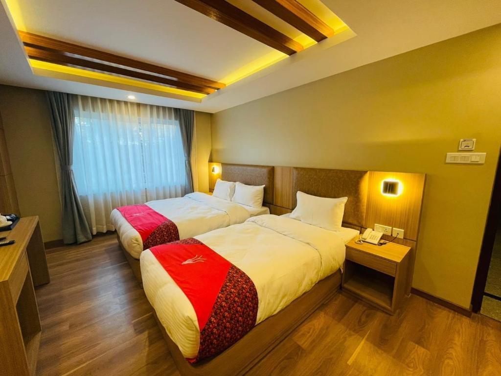 加德满都Hotel Aerocity的酒店客房设有两张床和窗户。