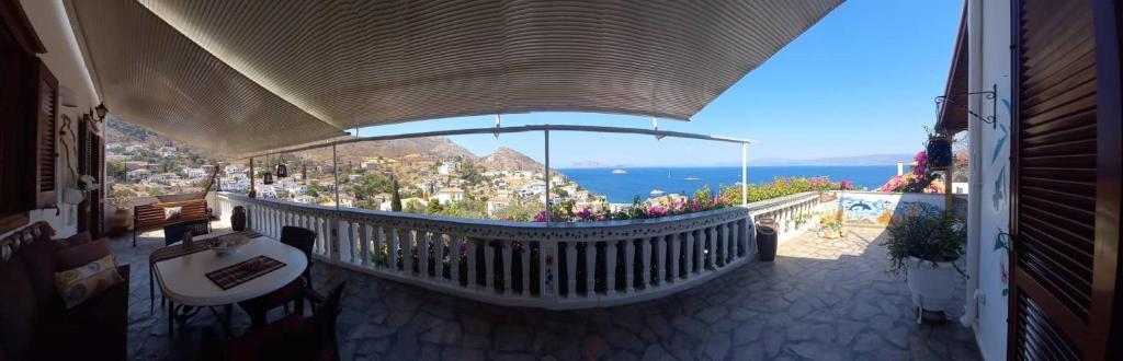 伊兹拉Panoramic Views Home in Hydra, Greece的海景阳台。