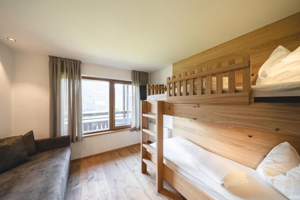 维皮泰诺兰娜霍夫酒店的带窗户的客房内的两张双层床
