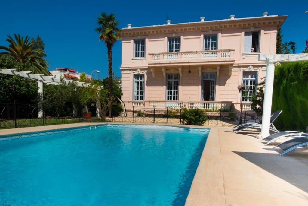 尼斯Divine Villa with a large pool in the heart of Nice的房屋前有游泳池的房子