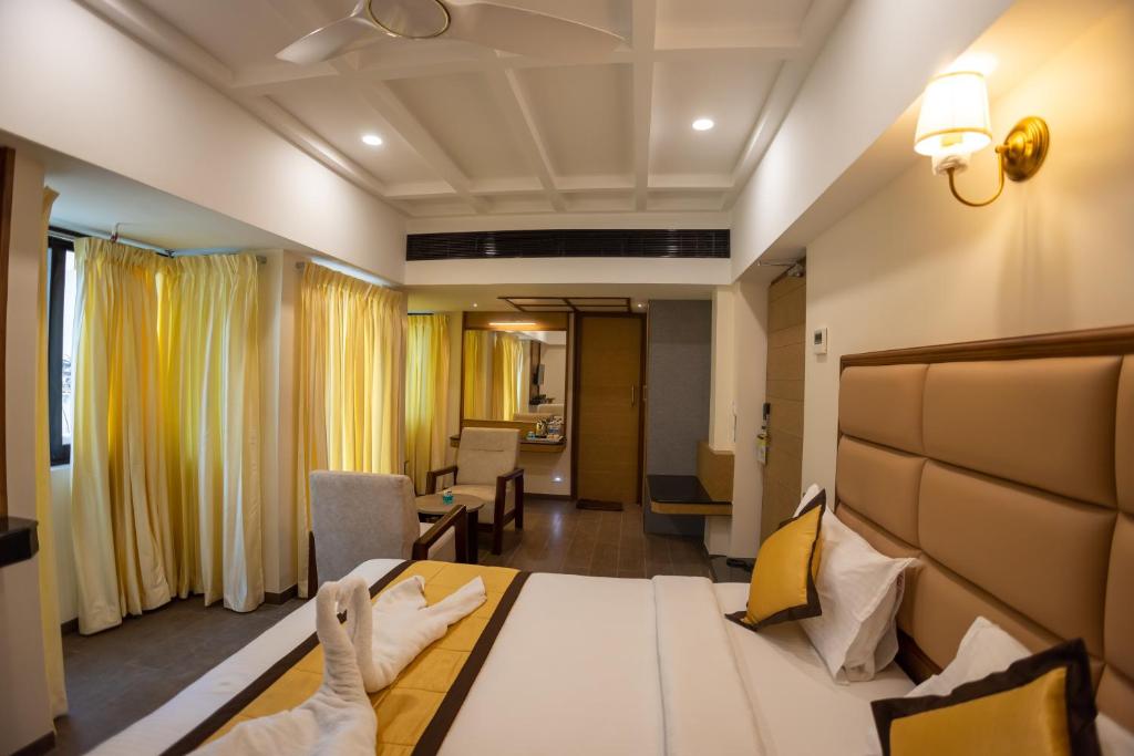 马杜赖Hotel Grand Sabarees的酒店客房设有床和客厅。