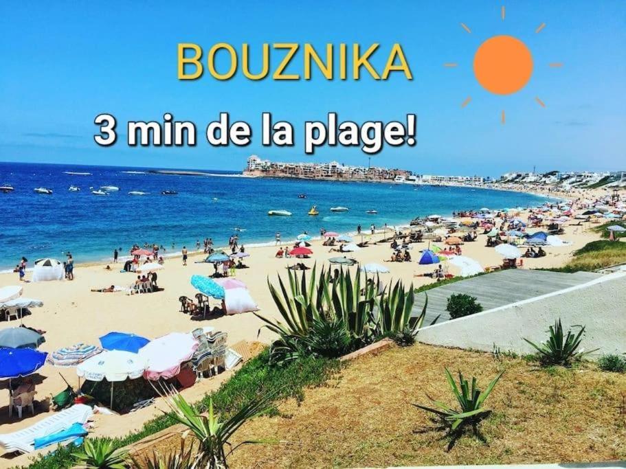 布兹尼盖Appartement Nova - Costa Bouznika的海滩上有很多人