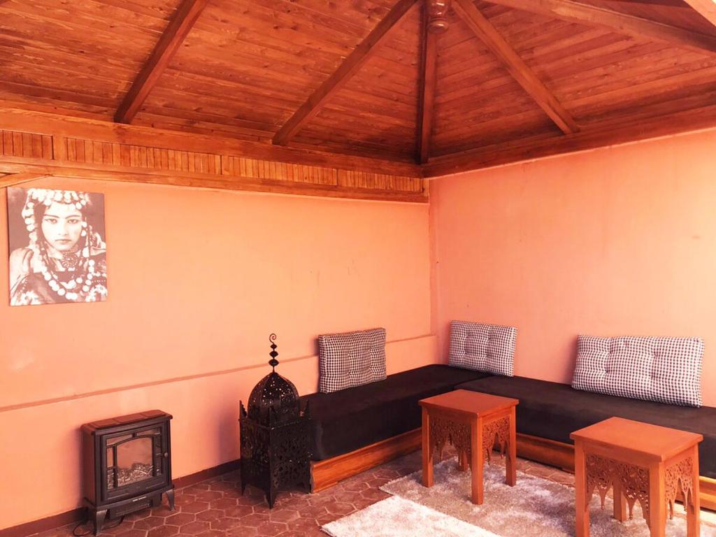 马拉喀什Safran flat with 2 large terraces Central Location的带沙发和壁炉的客厅