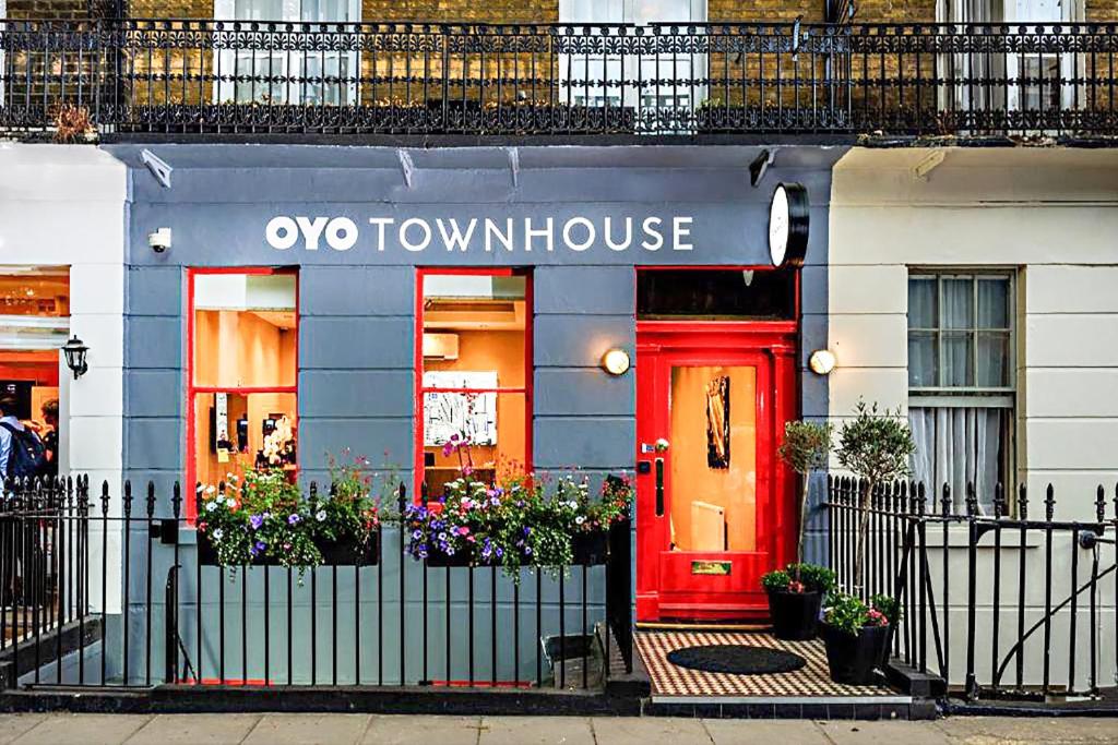 伦敦OYO Townhouse 30 Sussex Hotel, London Paddington的牛排联排别墅的红色前门